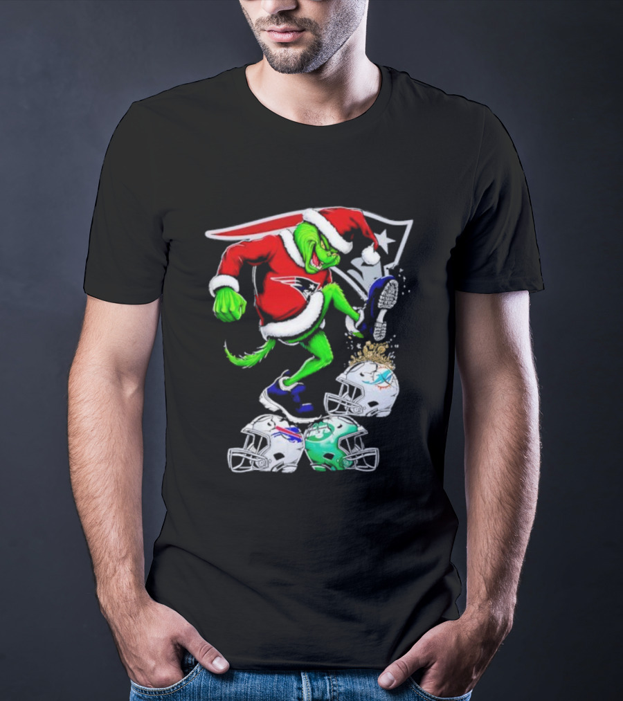 New England Patriots Santa Grinch Stomp On NFL Team Helmets Funny Christmas T-Shirt