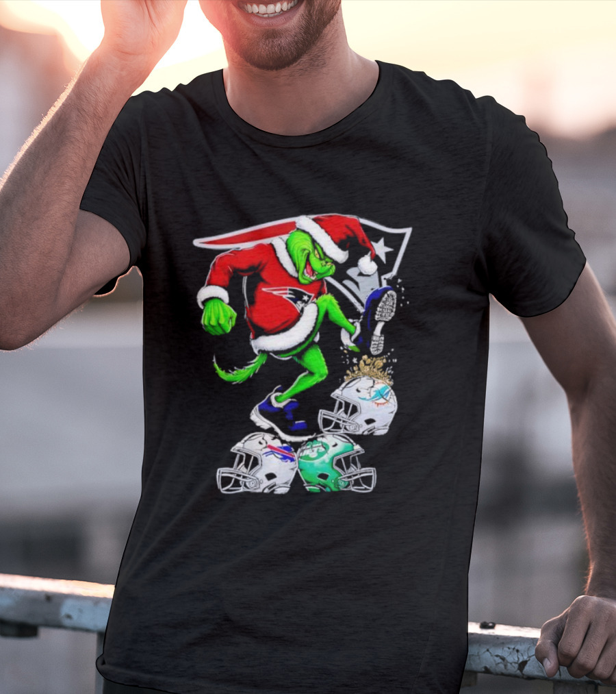 New England Patriots Santa Grinch Stomp On NFL Team Helmets Funny Christmas T-Shirt