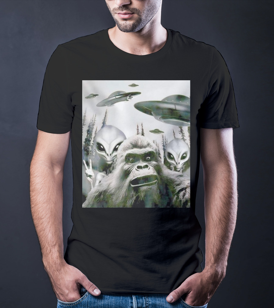 Bigfoot Aliens Selfie UFO Forest Adventure T-Shirt