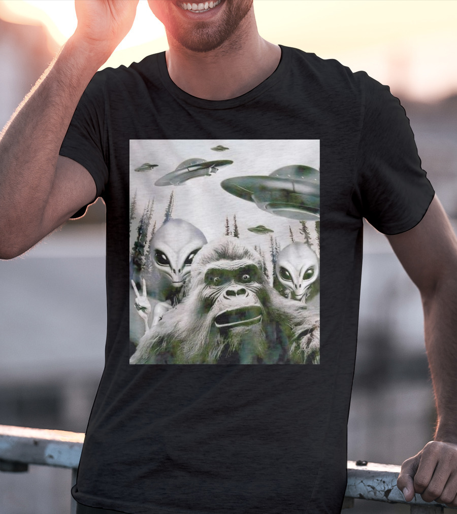 Bigfoot Aliens Selfie UFO Forest Adventure T-Shirt