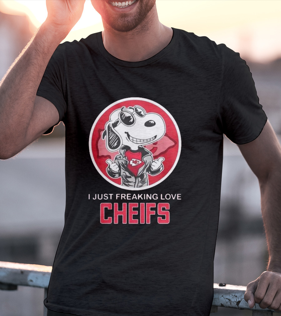 Kansas City Chiefs Snoopy I Just Freaking Love Chiefs T-Shirt