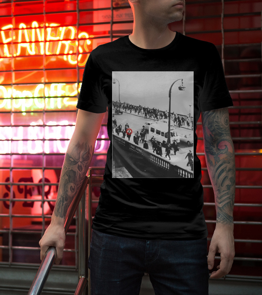 Peter Gabriel In 1977 Urban Crowd With Red Circle Highlight T-Shirt