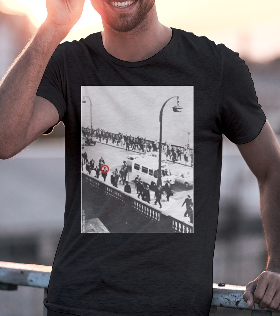 Peter Gabriel In 1977 Urban Crowd With Red Circle Highlight T-Shirt