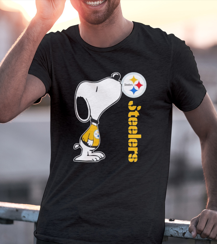 Snoopy Steelers Football Logo Kiss T-Shirt