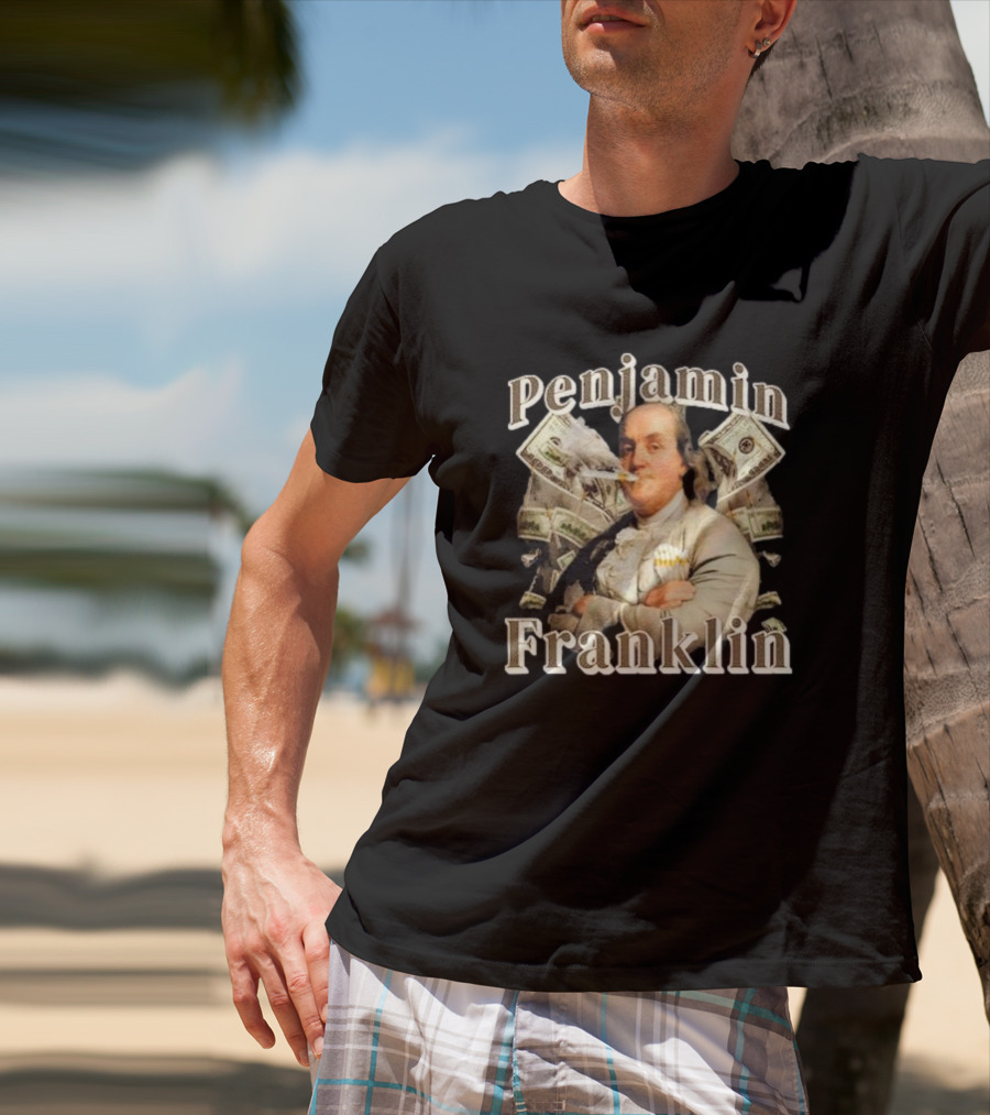 Penjamin Franklin Smoking Dollars Bills In Background T-Shirt