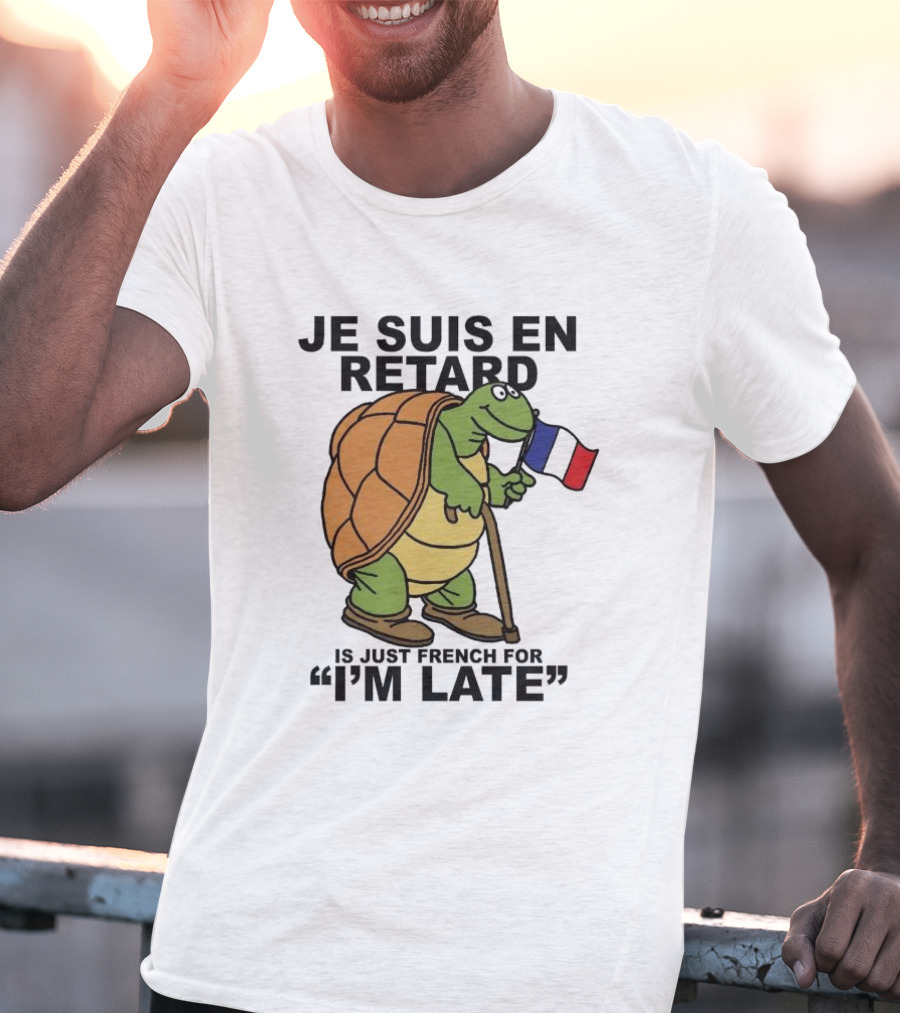 Je Suis En Retard Turtle Holding French Flag I’m Late T-Shirt
