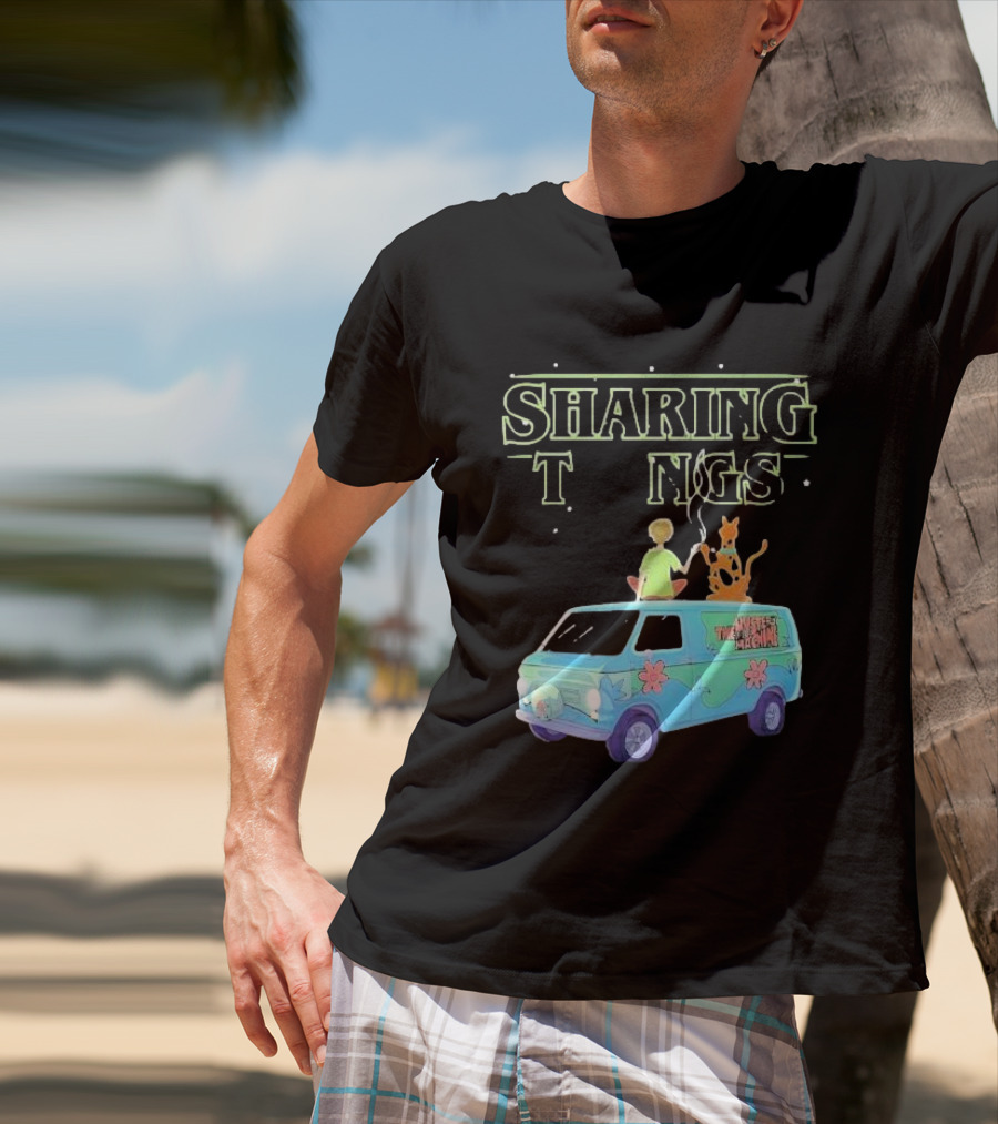 Scooby Doo Sharing Tings With Mystery Machine T-Shirt