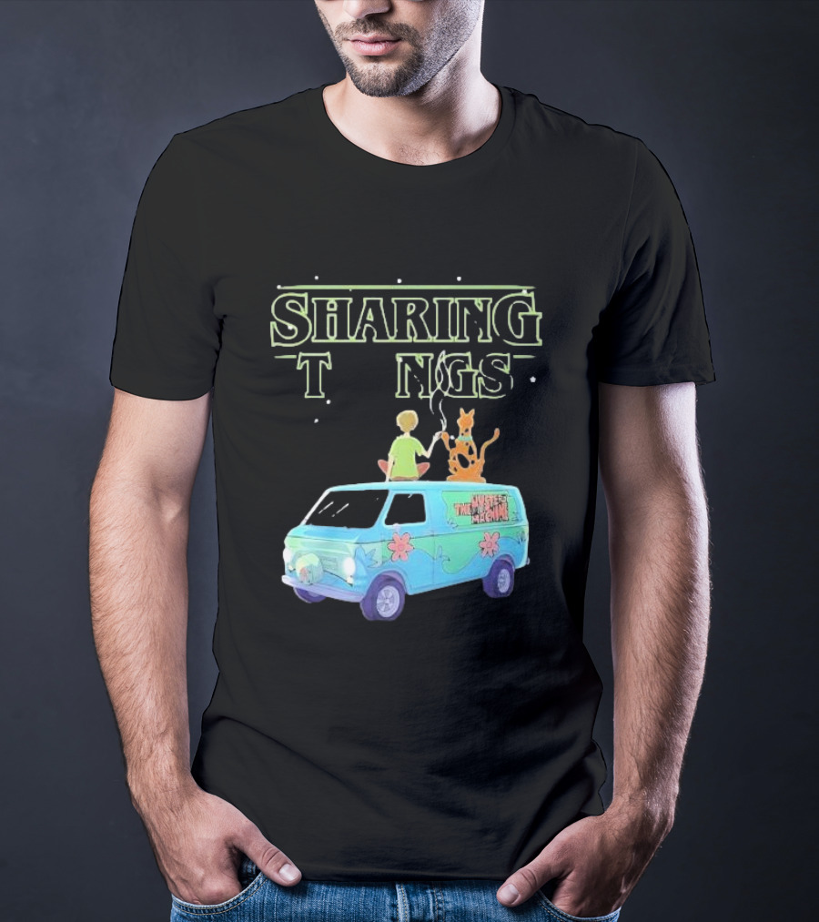 Scooby Doo Sharing Tings With Mystery Machine T-Shirt