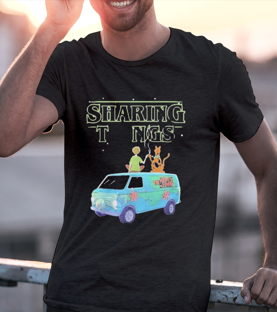 Scooby Doo Sharing Tings With Mystery Machine T-Shirt
