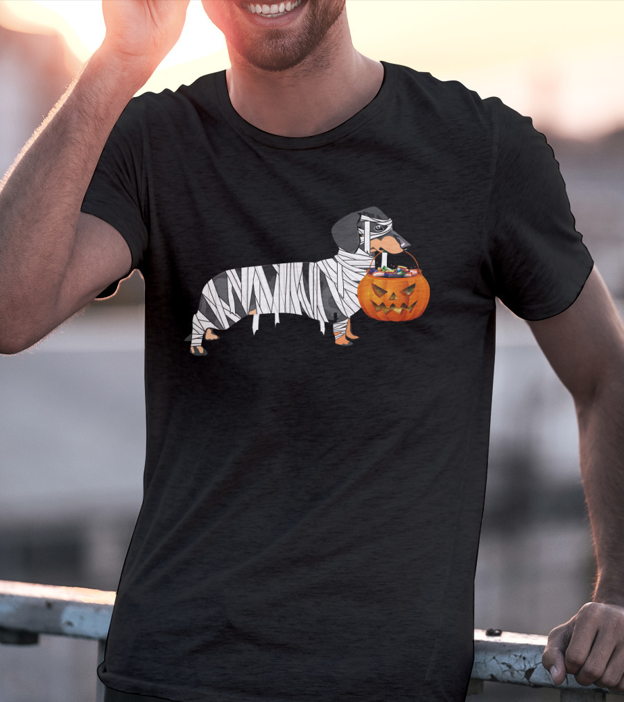 Halloween Pumpkin Mummy Dachshund With Trick-or-Treat Jack-o'-Lantern T-Shirt