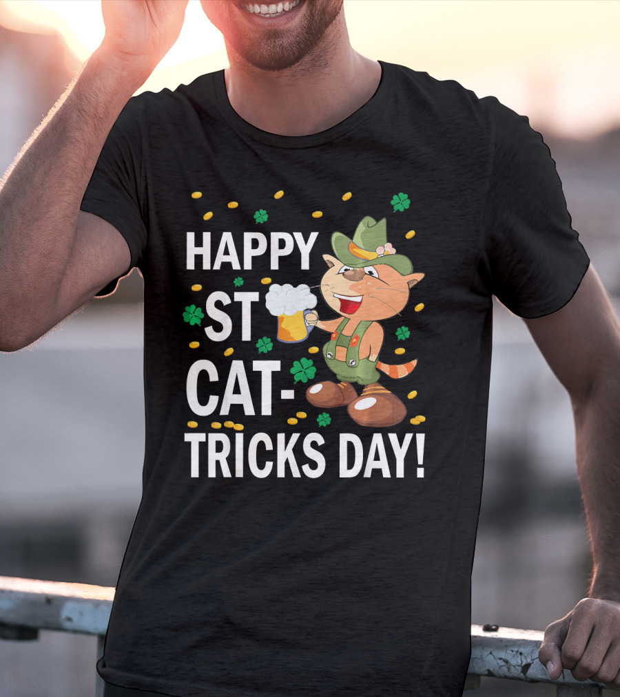 HAPPY ST CAT-TRICKS DAY CAT LEPRECHAUN DRINKING BEER WITH CLOVERS AND GOLD COINS T-Shirt