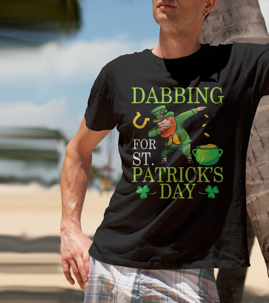 Dabbing Leprechaun Sprinkling Gold For St. Patrick's Day T-Shirt