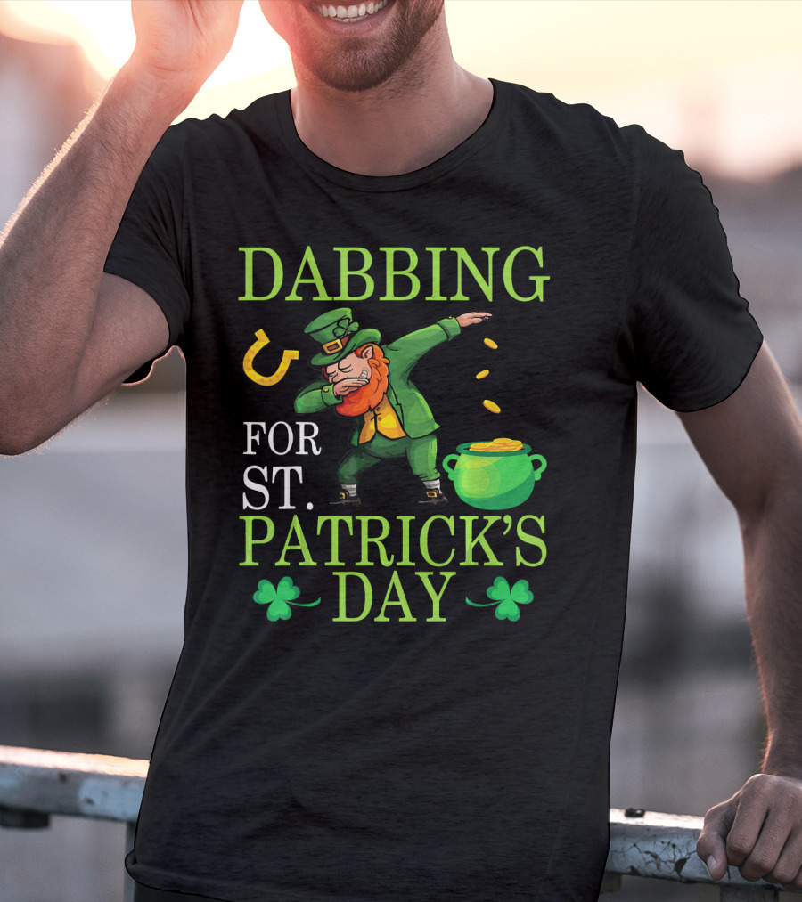 Dabbing Leprechaun Sprinkling Gold For St. Patrick's Day T-Shirt