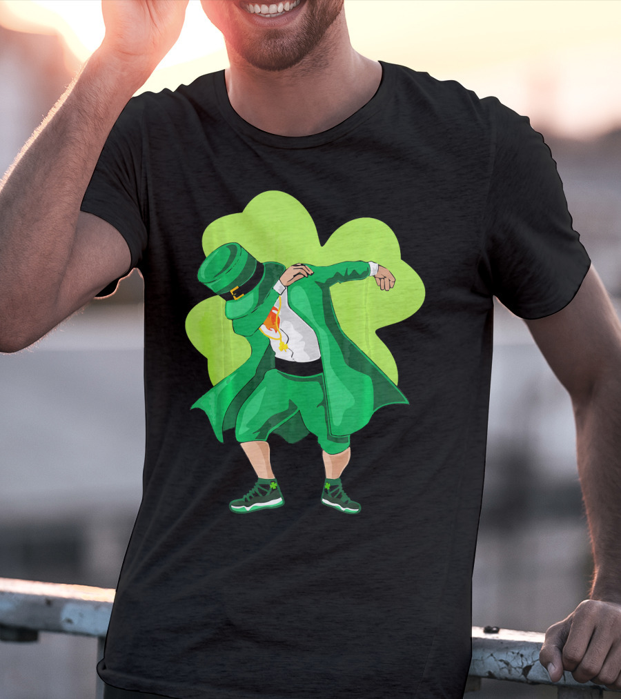 St. Patrick's Day Dabbing Leprechaun With Shamrock Background T-Shirt