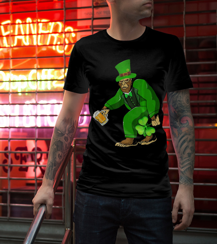 Big Foot Funny Bear Leprechaun Holding Beer And Shamrock In Green Suit T-Shirt