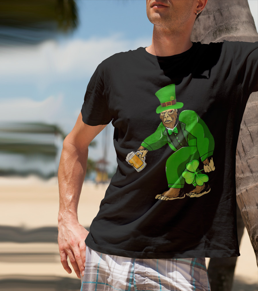 Big Foot Funny Bear Leprechaun Holding Beer And Shamrock In Green Suit T-Shirt