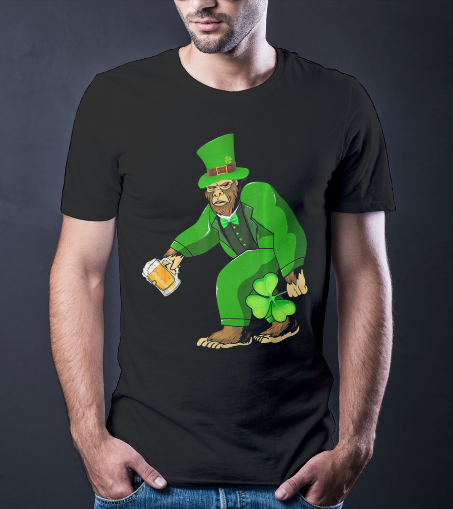 Big Foot Funny Bear Leprechaun Holding Beer And Shamrock In Green Suit T-Shirt