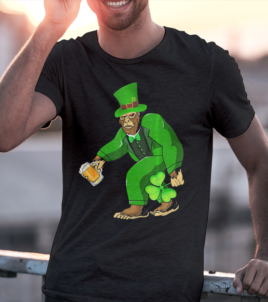Big Foot Funny Bear Leprechaun Holding Beer And Shamrock In Green Suit T-Shirt