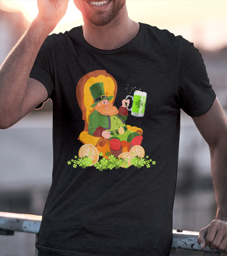 Leprechaun On Throne With Beer And Shamrocks St Patrick's Day T-Shirt