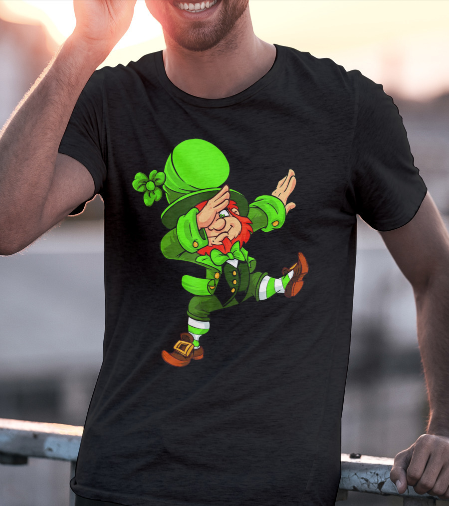 Funny Irish Dabbing Leprechaun With Green Hat And Shamrock T-Shirt