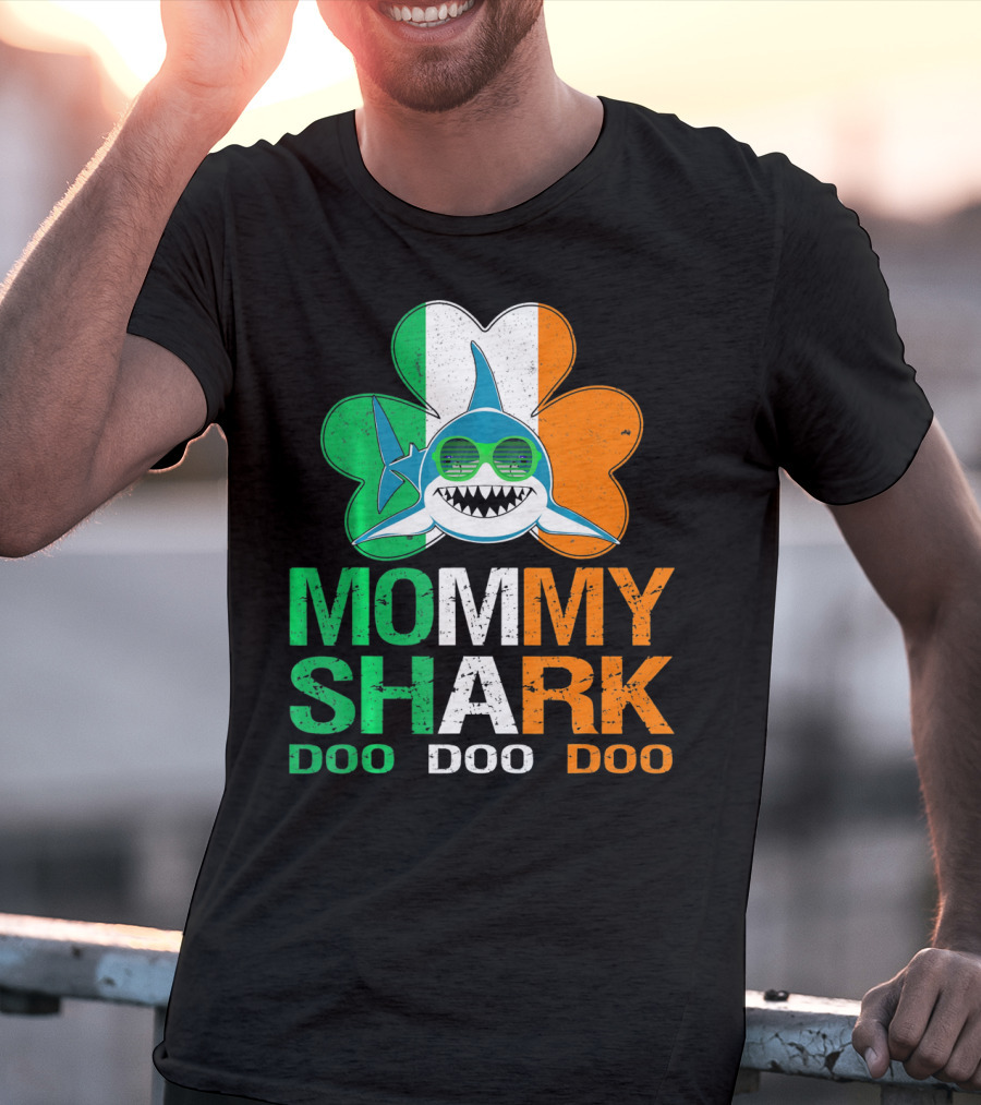St Patricks Day Mommy Shark Doo Doo Doo Irish Shamrock T-Shirt
