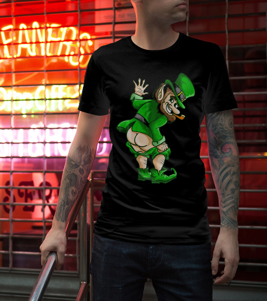 Mooning Leprechaun Mischievous Green Outfit Smoking Pipe T-Shirt