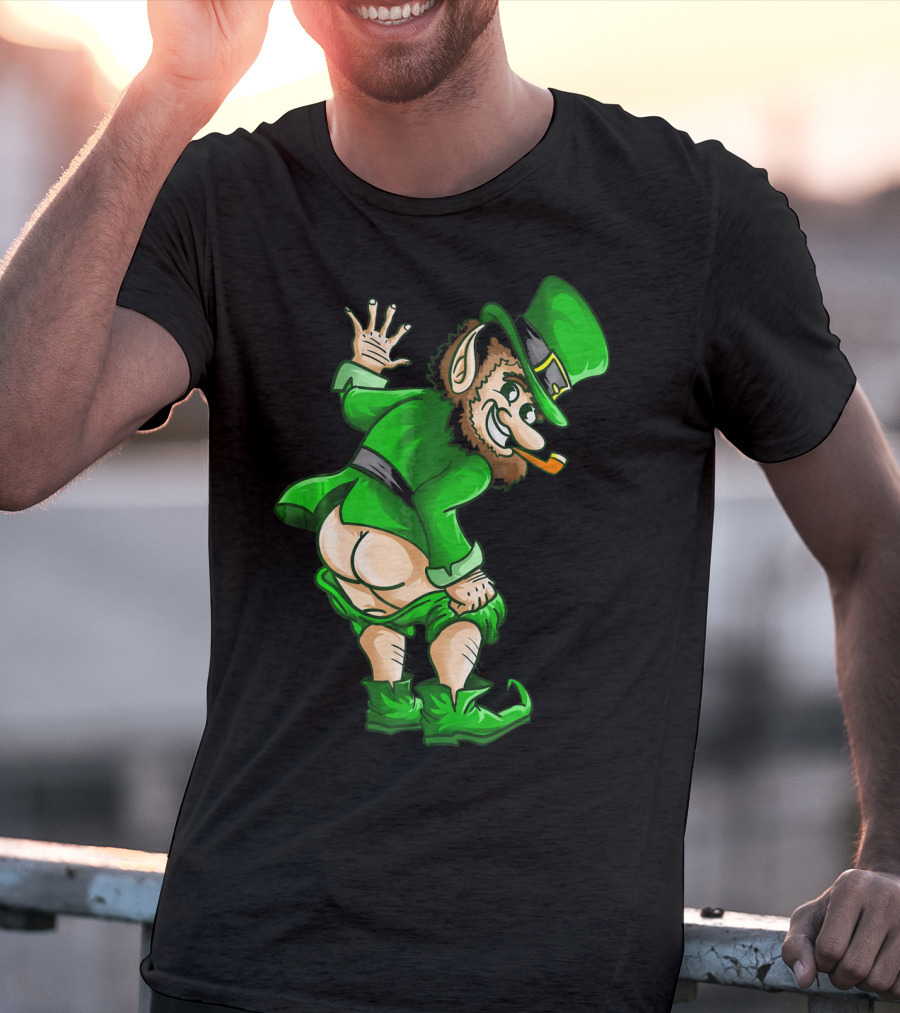 Mooning Leprechaun Mischievous Green Outfit Smoking Pipe T-Shirt