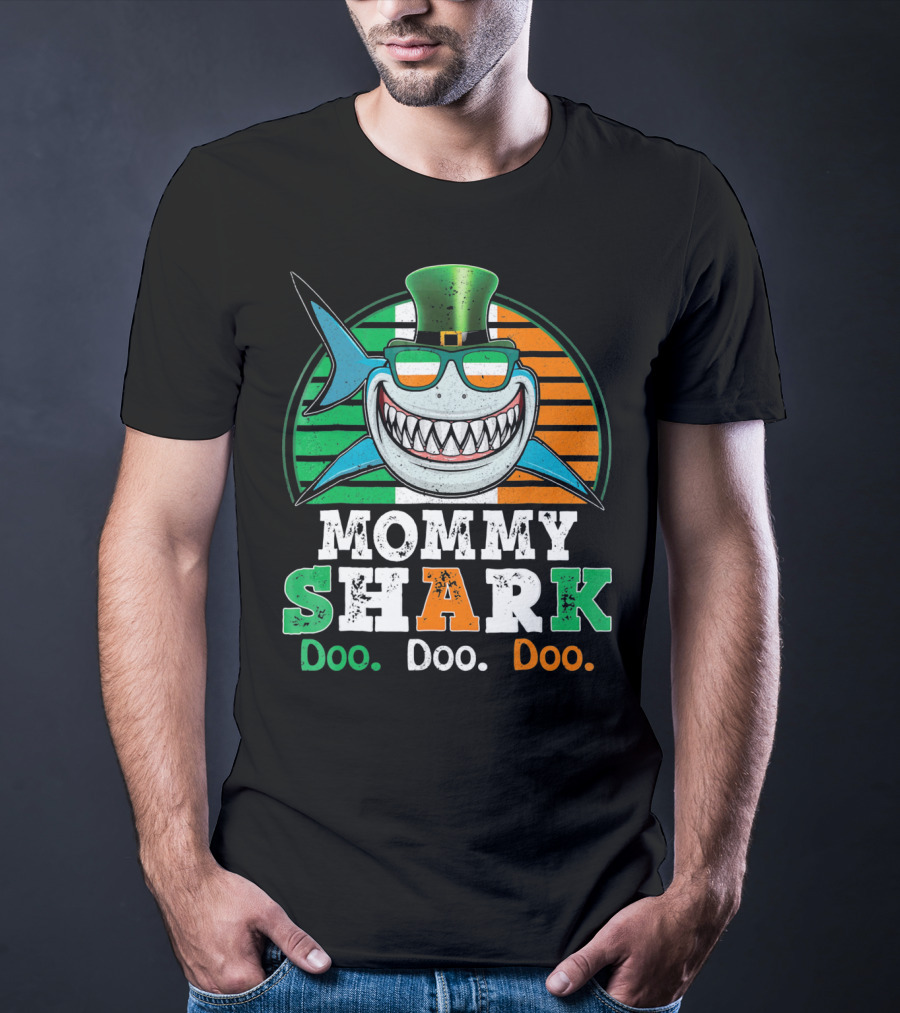 Mommy Shark Doo Doo Doo Funny St. Patrick's Day With Irish Colors And Leprechaun Hat T-Shirt