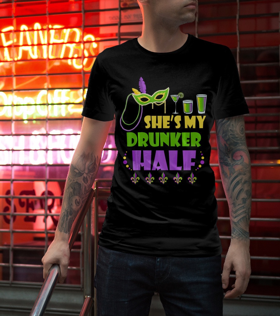 She's My Drunker Half Mardi Gras Mask Beads Cocktails Fleur De Lis T-Shirt