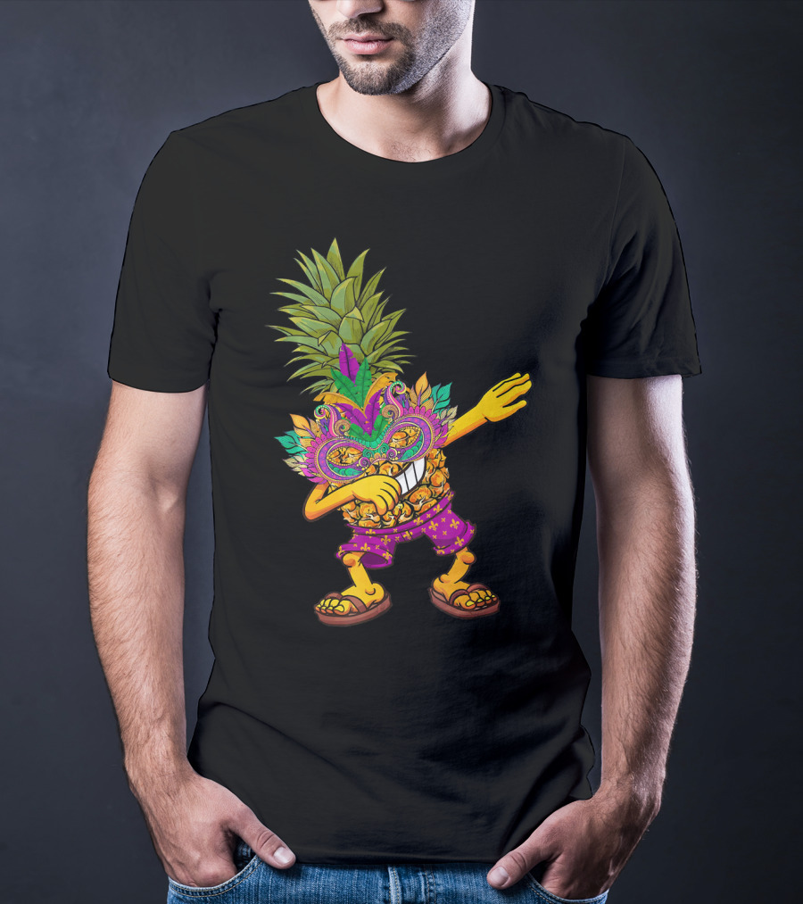 Funny Pineapple Wearing Mardi Gras Mask Dabbing Pose T-Shirt