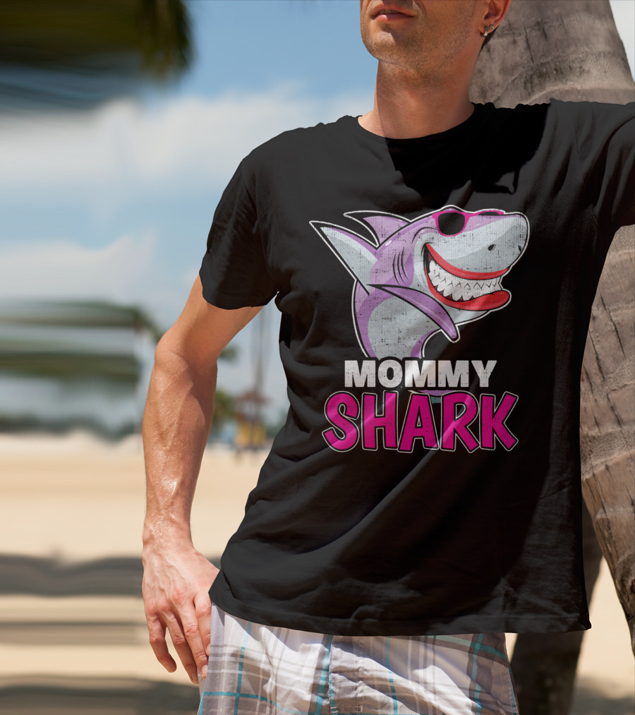 Mommy Shark Dabbing Stylish Sunglasses Fun T-Shirt