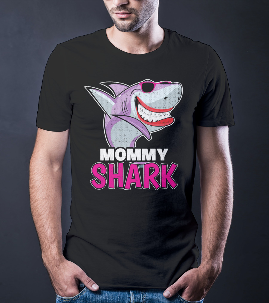 Mommy Shark Dabbing Stylish Sunglasses Fun T-Shirt