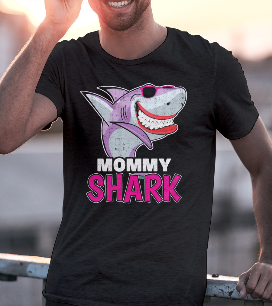 Mommy Shark Dabbing Stylish Sunglasses Fun T-Shirt