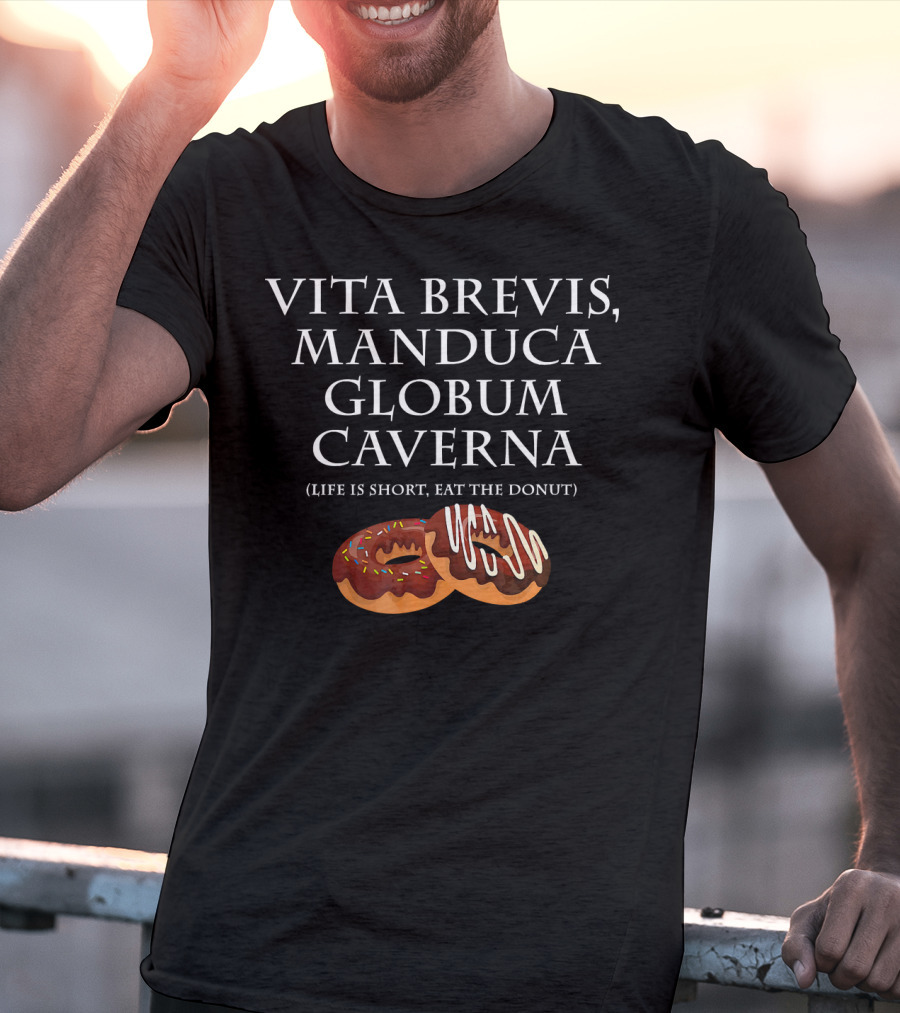 Vita Brevis Manduca Globum Caverna Life Is Short Eat The Donut T-Shirt