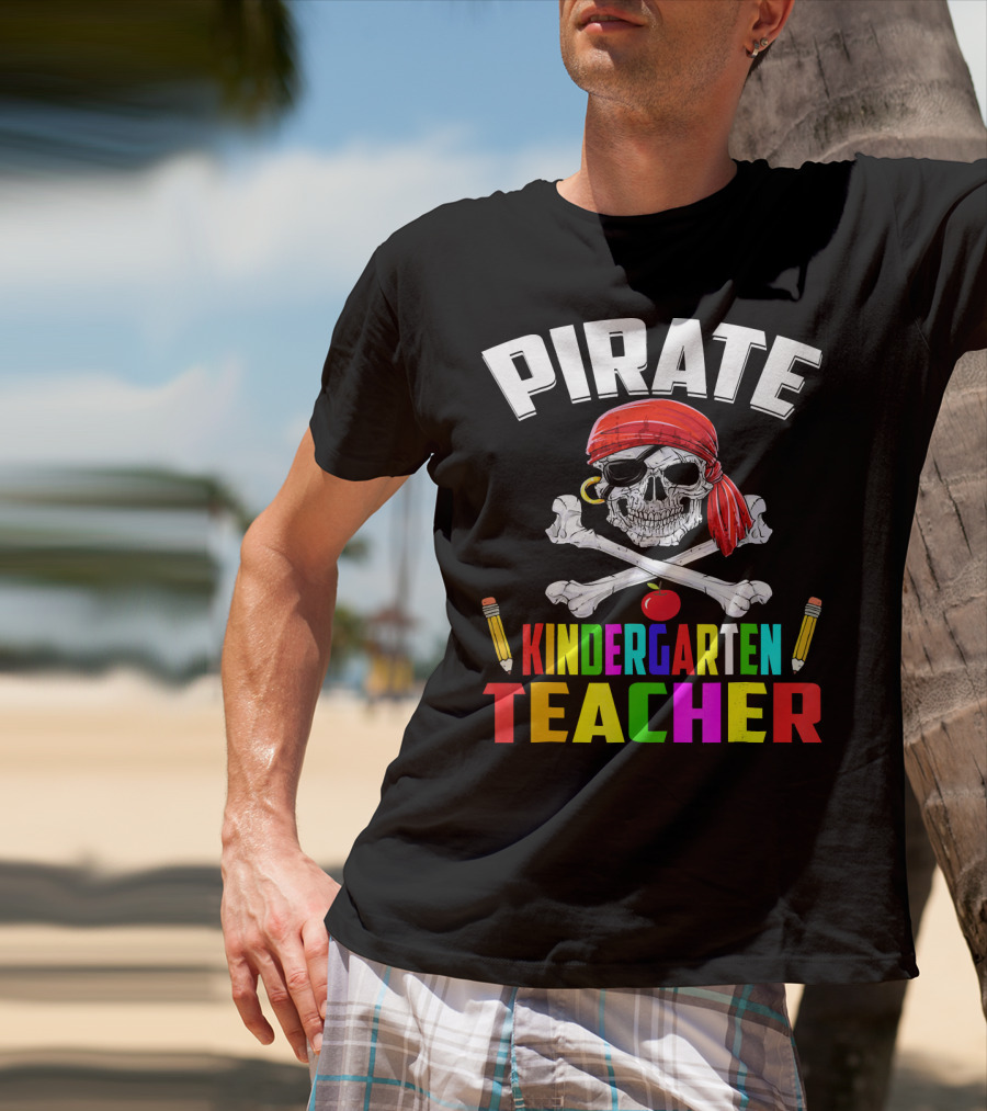 PIRATE KINDERGARTEN TEACHER Skull Crossbones Pencils Apple T-Shirt