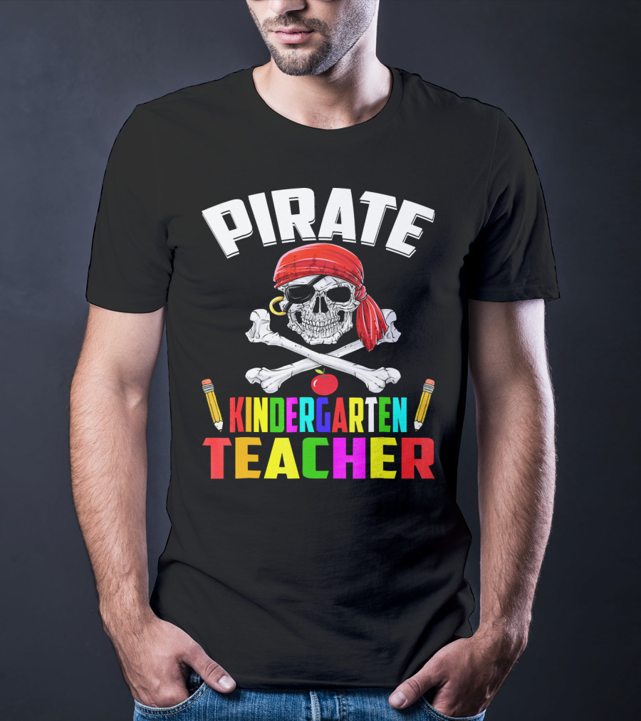 PIRATE KINDERGARTEN TEACHER Skull Crossbones Pencils Apple T-Shirt