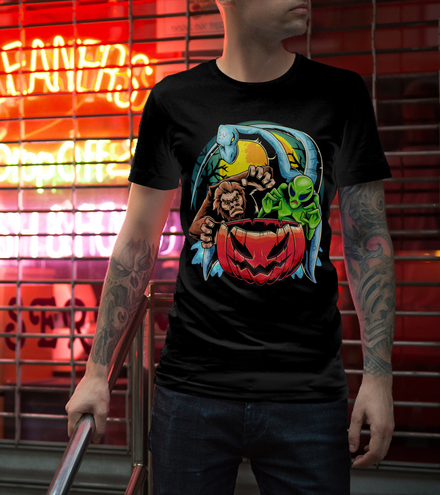 Bigfoot The Loch Ness Monster Alien With Pumpkin Halloween Scene T-Shirt