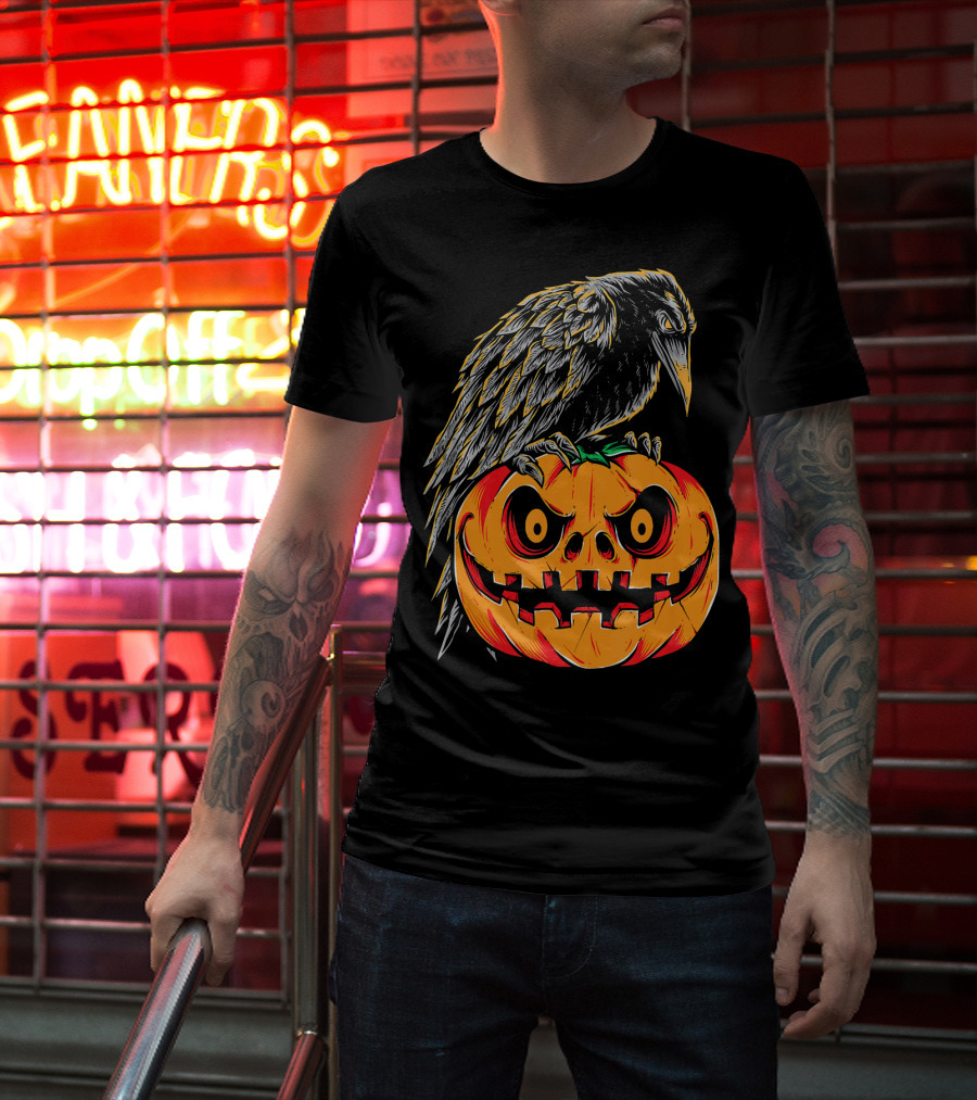 Creepy Black Raven Perched On Retro Vintage Pumpkin Halloween T-Shirt