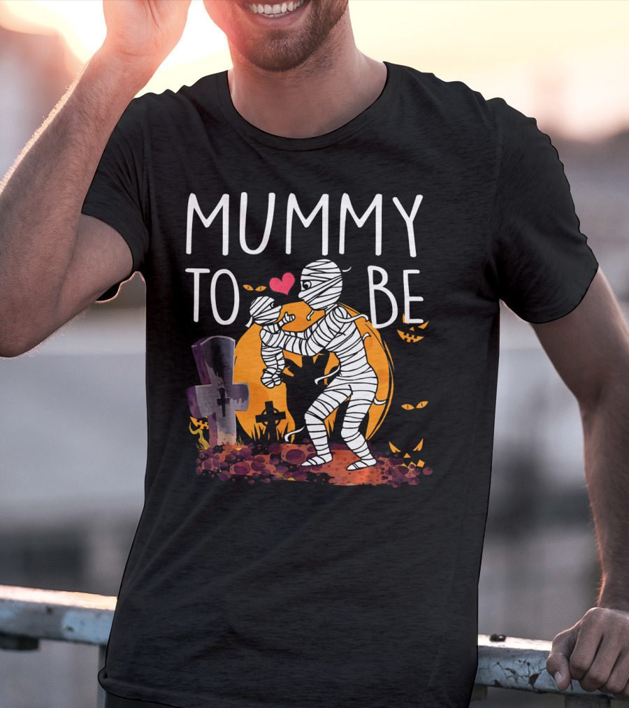 Mummy To Be Halloween Mummy Scene With Graveyard And Heart T-Shirt