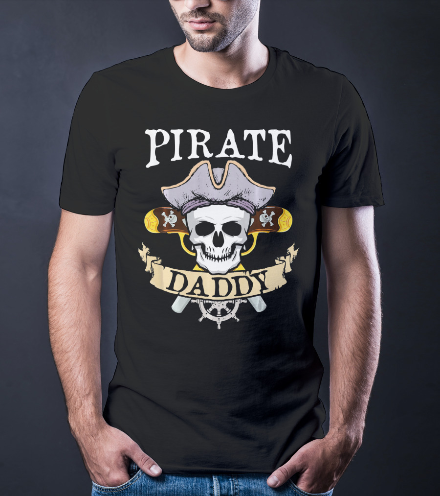PIRATE DADDY Skull With Pirate Hat And Crossed Pistols Halloween T-Shirt