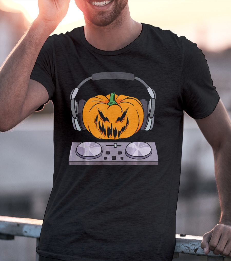 Halloween Scary Pumpkin DJ Music Turntable With Headphones T-Shirt
