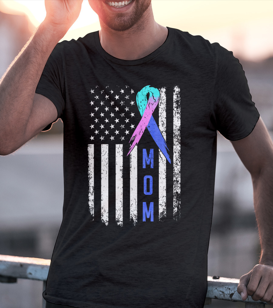 Mom American Flag Thyroid Cancer Awareness T-Shirt