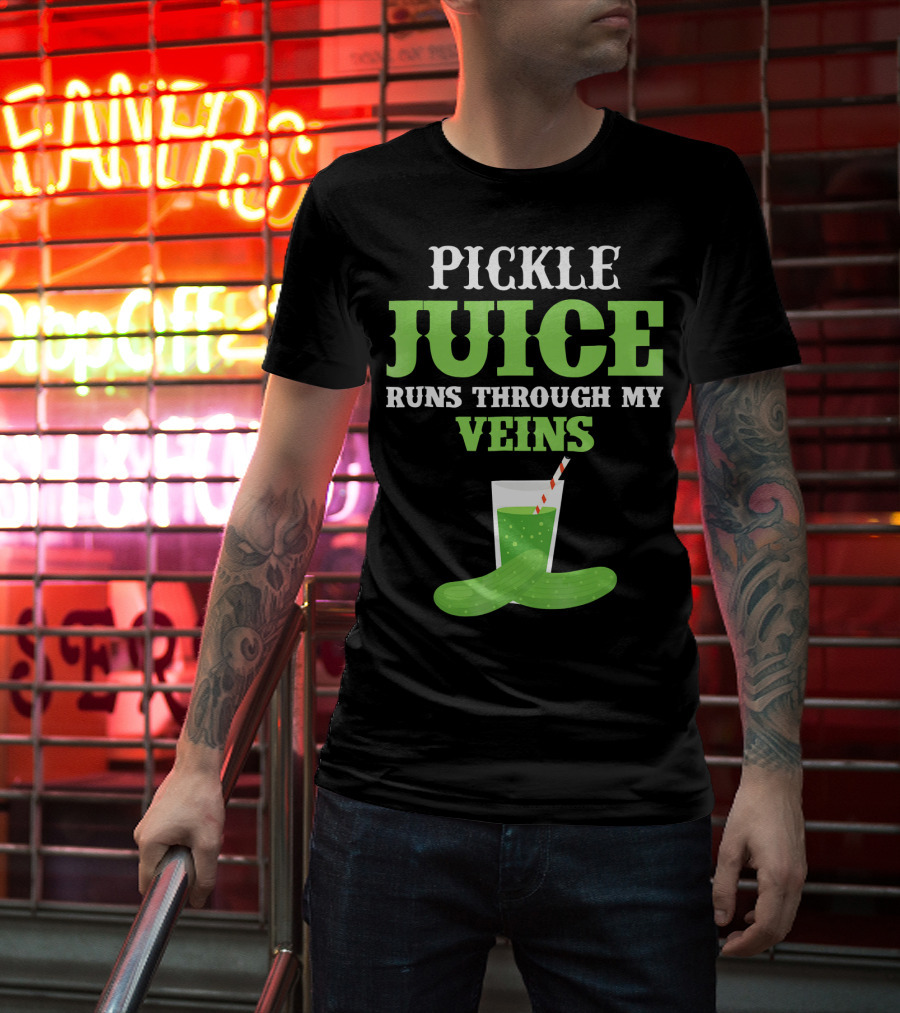 PICKLE JUICE RUNS THROUGH MY VEINS Pickle Glass Cup With Straw T-Shirt