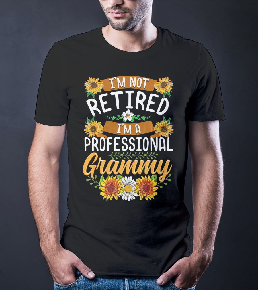 I'm Not Retired I'm A Professional Grammy Sunflowers And Daisies T-Shirt
