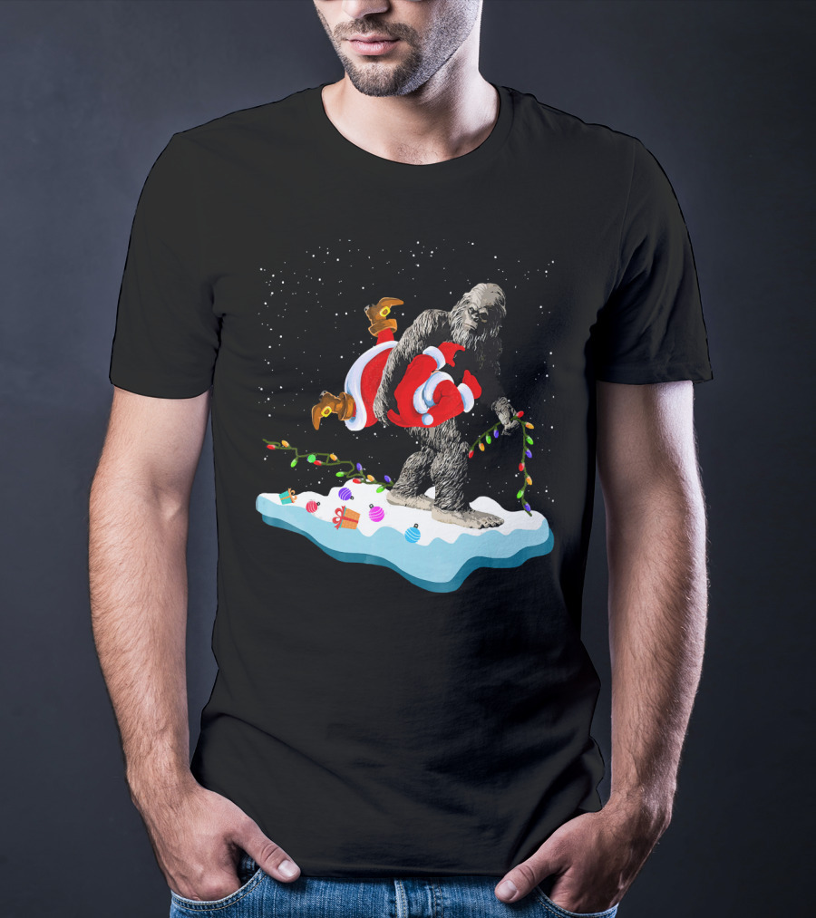 Bigfoot Abducts Santa On Christmas Eve T-Shirt