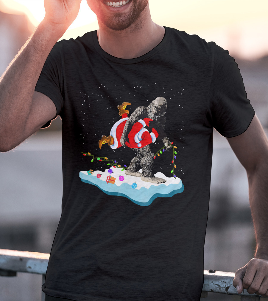 Bigfoot Abducts Santa On Christmas Eve T-Shirt