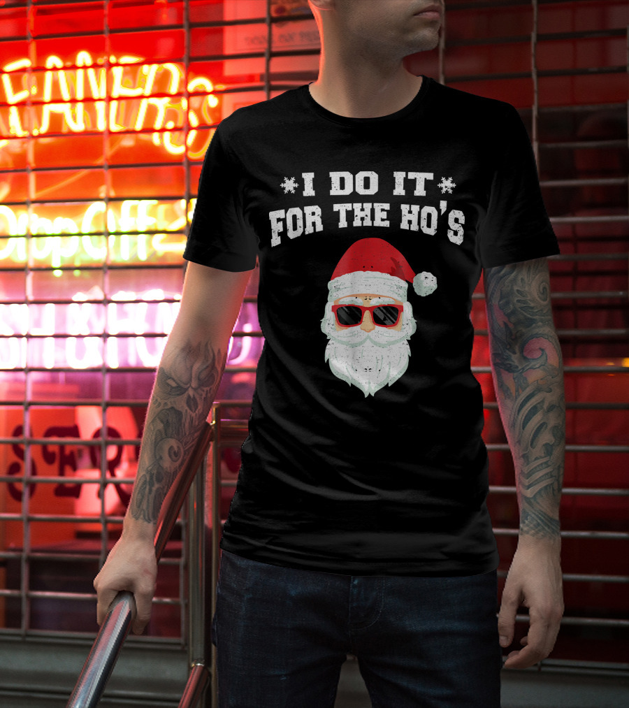 I Do It For The Ho's Funny Christmas Santa Red Hat Sunglasses T-Shirt
