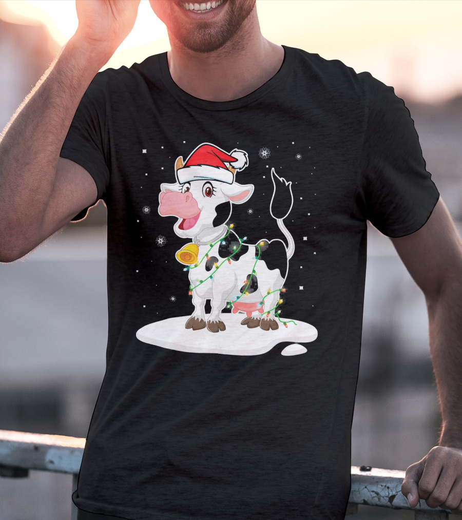 Lovely Cow Santa Xmas Lights On Snowy Tree Scene T-Shirt