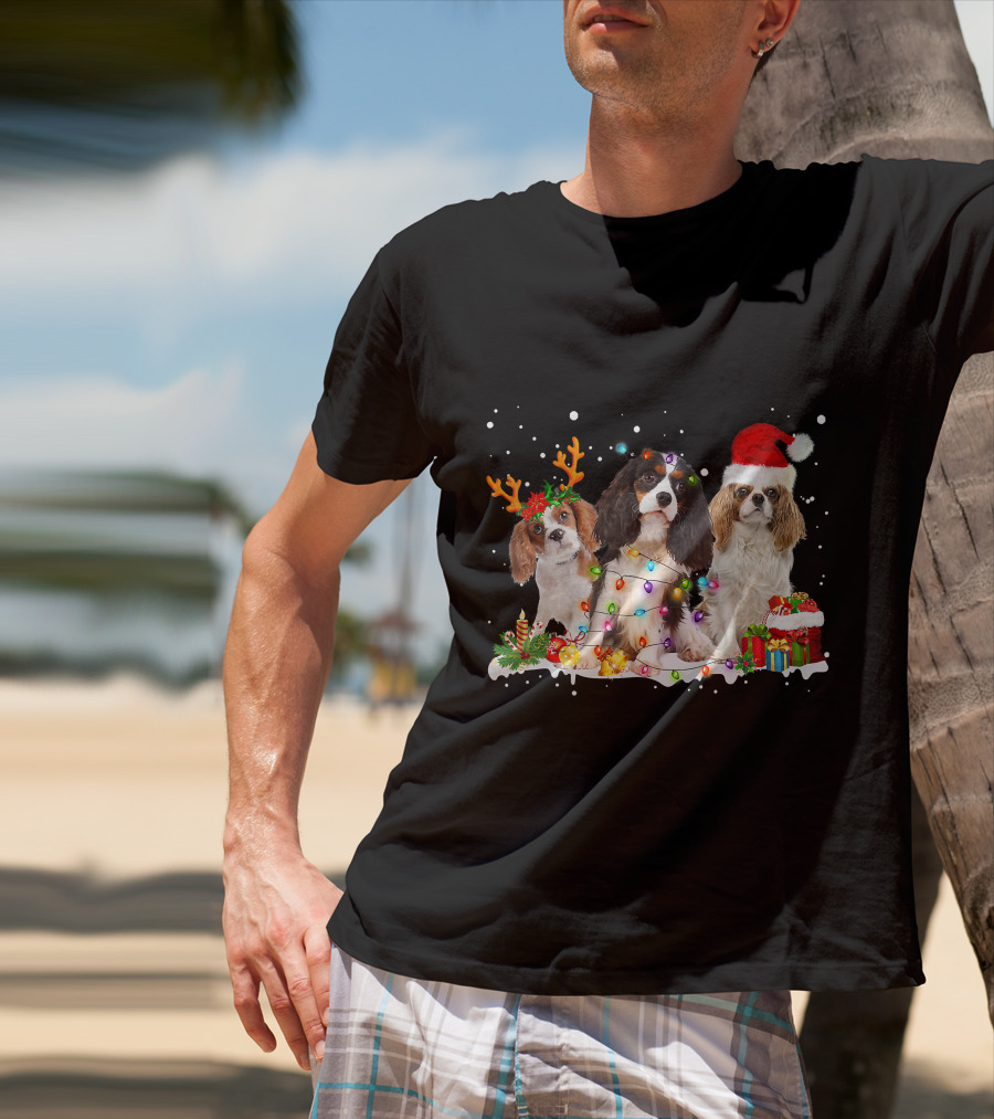 Cavalier King Charles Spaniel Festive Christmas Lights And Santa Hat Snow Scene T-Shirt