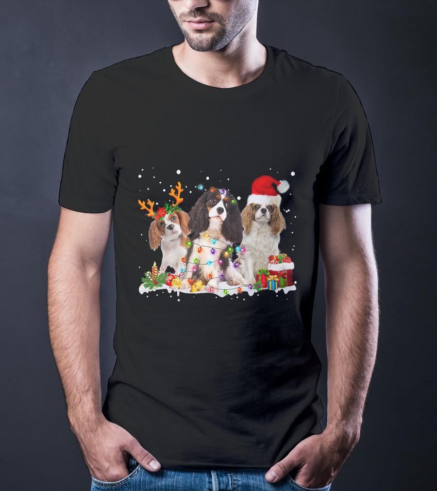 Cavalier King Charles Spaniel Festive Christmas Lights And Santa Hat Snow Scene T-Shirt
